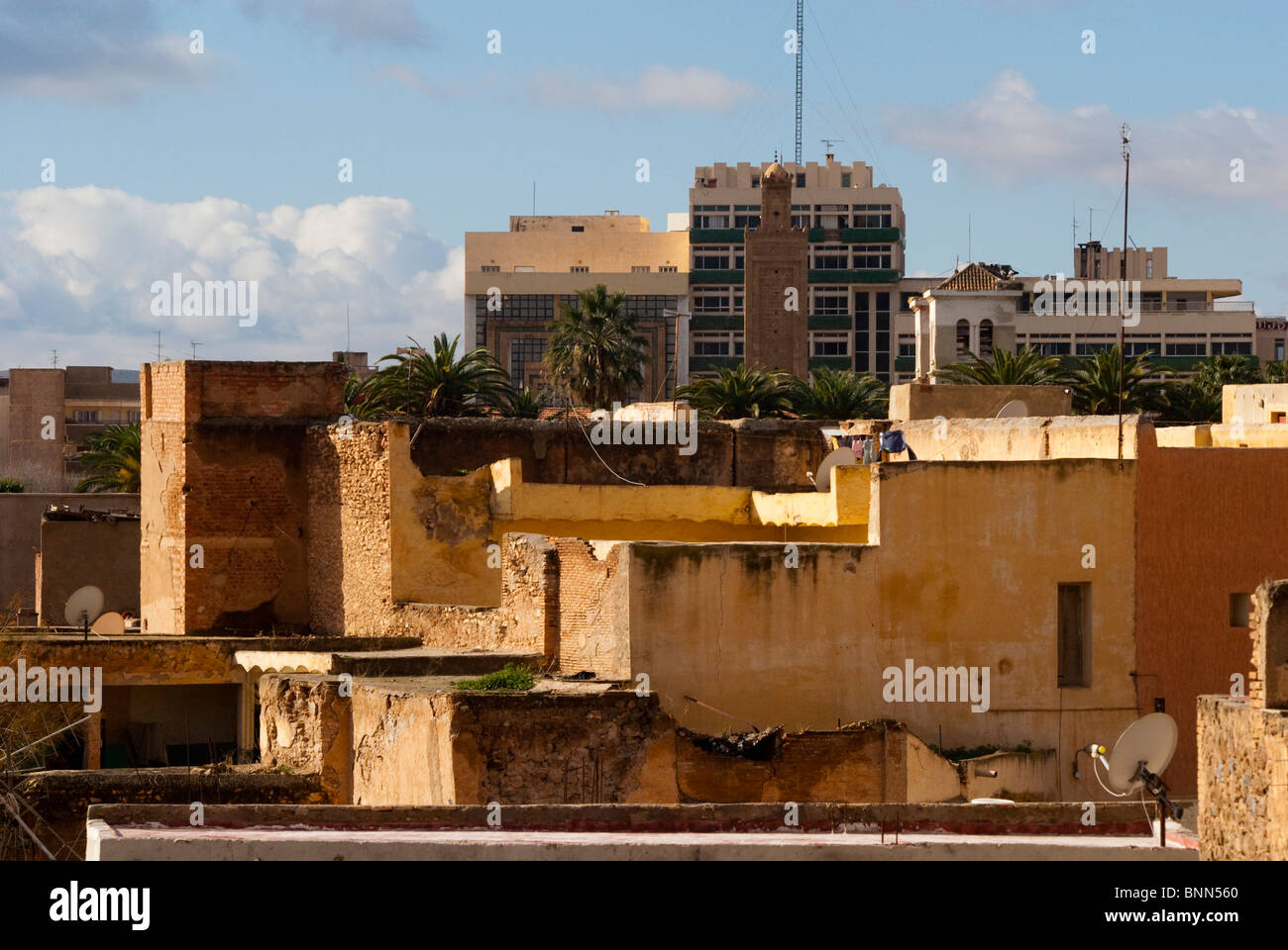 Mohammed V square dietro le vecchie case, Oujda, della regione orientale, Marocco. Foto Stock