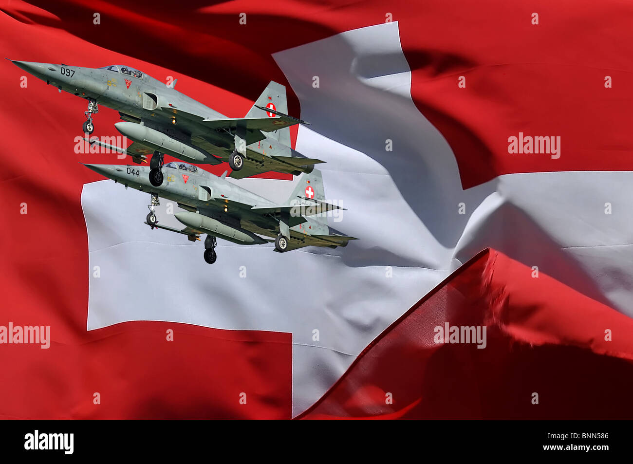 Swiss svizzera Europa bandiera nazionale cross jet fighter vola orgoglio nazione volo difesa patriottismo wake slittamento partner di flusso Foto Stock