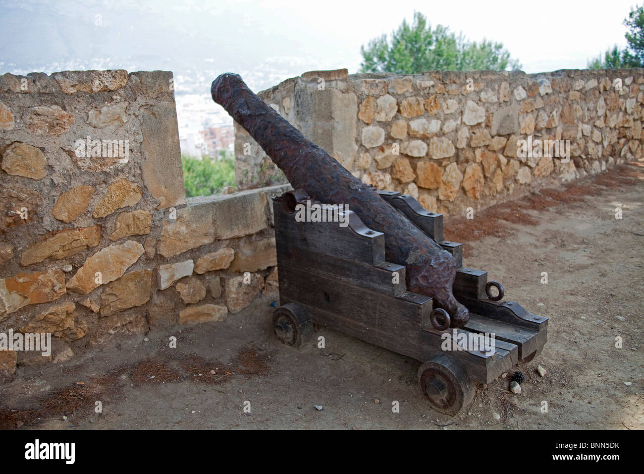 Vecchio canonico presso il castello XI e XII C fortificazioni che domina la città di Denia, Spagna 106721 Spagna10 Foto Stock