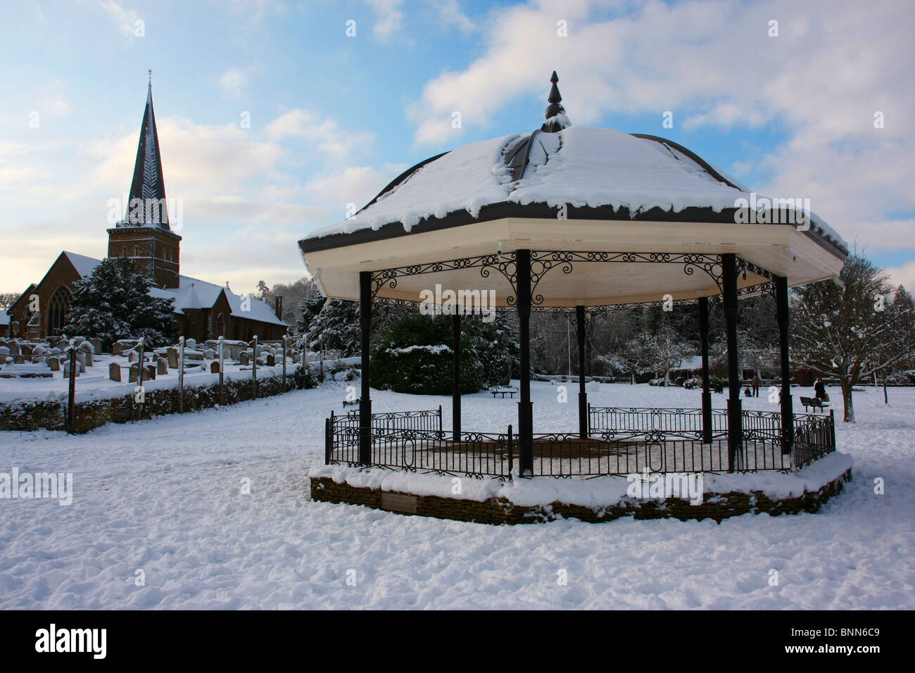 Il palco per spettacoli e chiesa di Godalming, Surrey coperto di neve. Preso dal parco durante il big freeze del gennaio 2010 Foto Stock