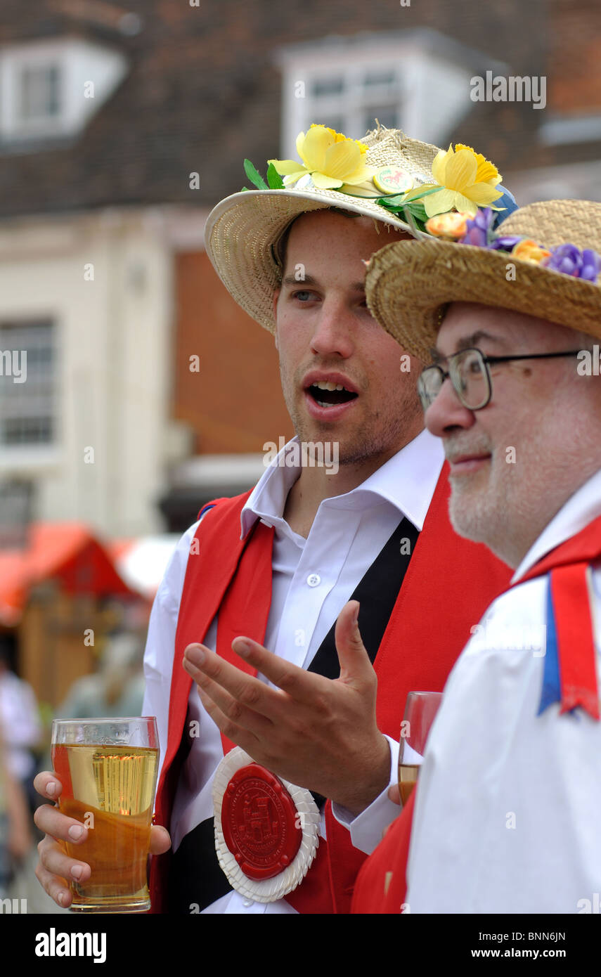 Morris ballerina parlando, tenendo in mano un bicchiere di sidro, a Warwick Folk Festival Foto Stock