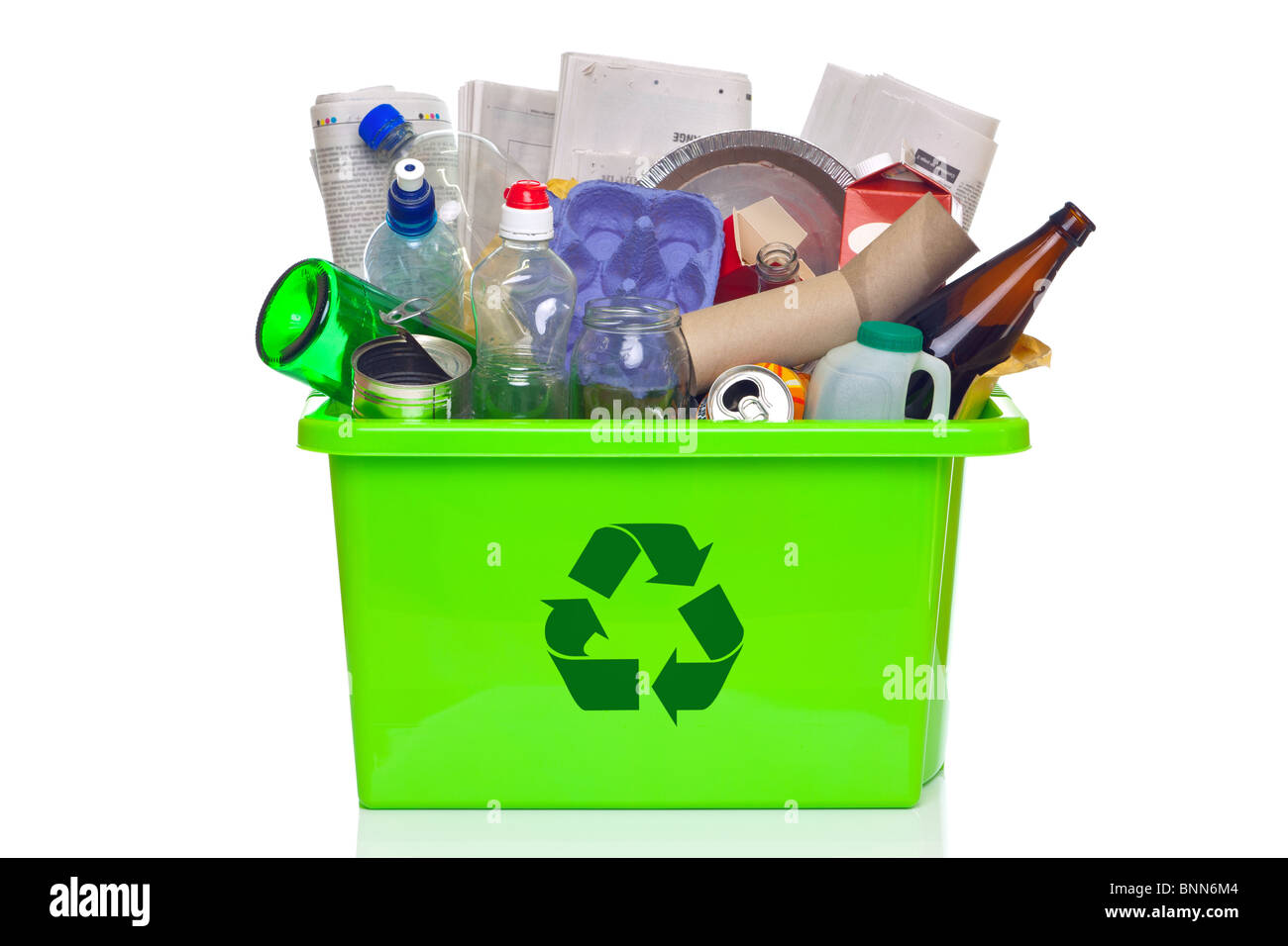 Foto di un verde cestino pieno di elementi riciclabili isolato su uno sfondo bianco. Foto Stock