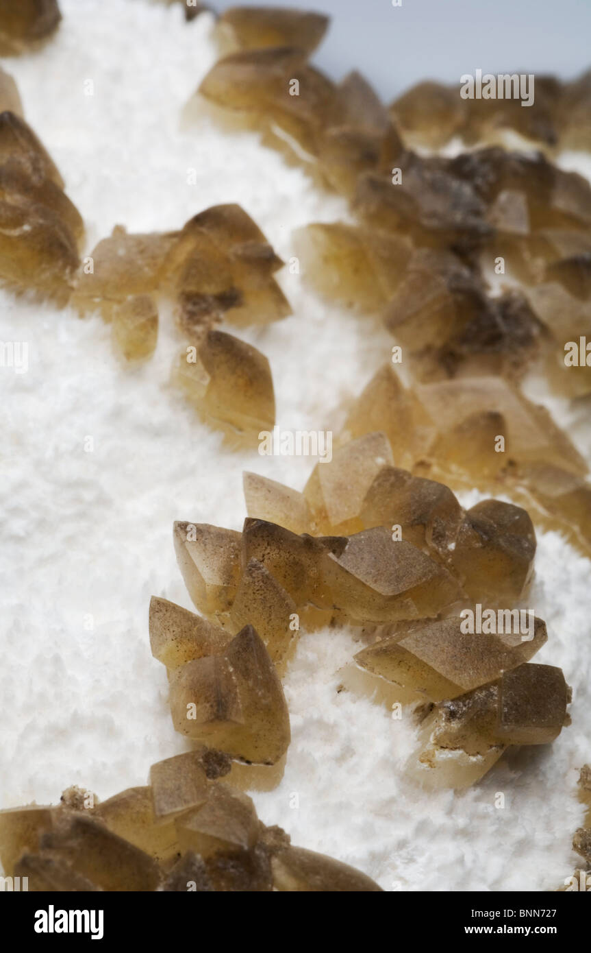 I cristalli di calcite su modenite Foto Stock