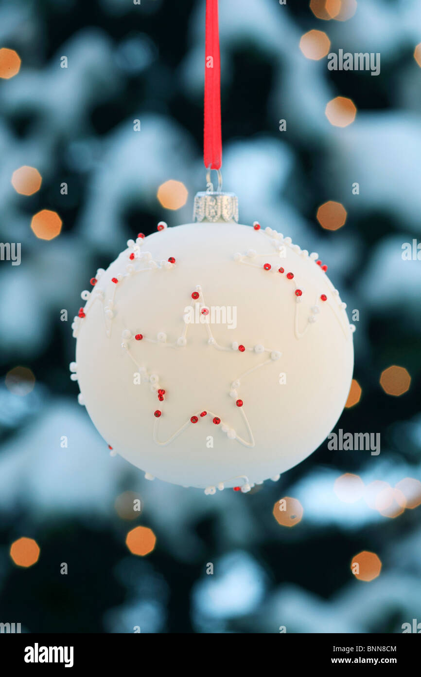 1 volume di nastro albero di Natale a sfera albero di Natale decorazioni decorazione adornment sfera sfera delle luci di luce di close-up gioielli Foto Stock