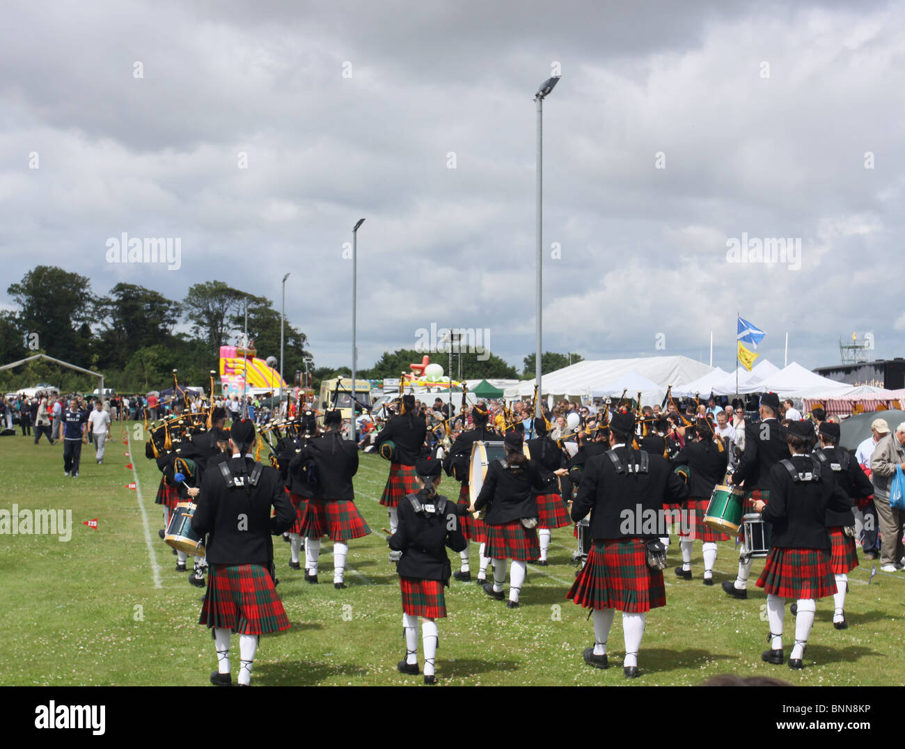 Scottish pipe band a giochi delle Highland St Andrews in Scozia a luglio 2010 Foto Stock
