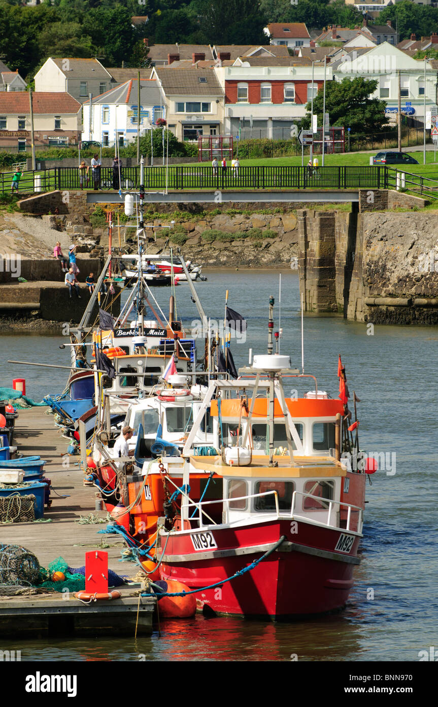 Pesca costiera locale le barche nel porto al Millennium parco costiero, Burry Port, Carmarthenshire South Wales UK Foto Stock