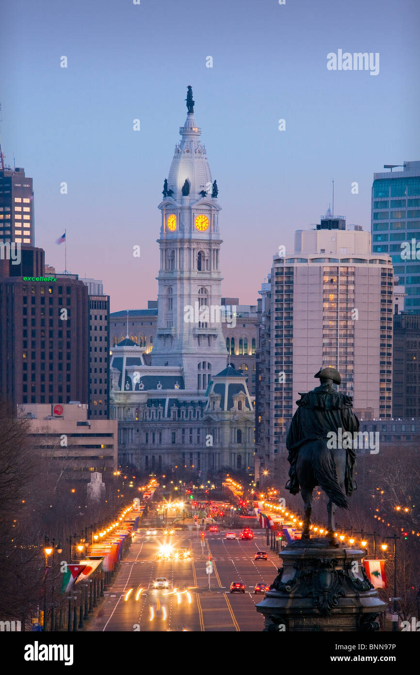 USA Stati Uniti Philadelphia Ben Franklin Parkway luci della sera Foto Stock