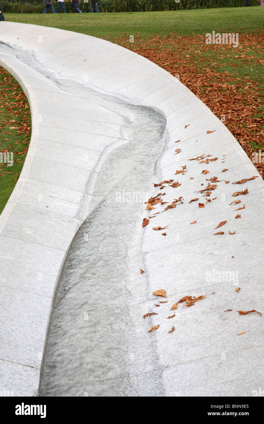 Vista della Principessa Diana del Galles fontana commemorativa in autunno, Hyde Park, London, W2. Foto Stock