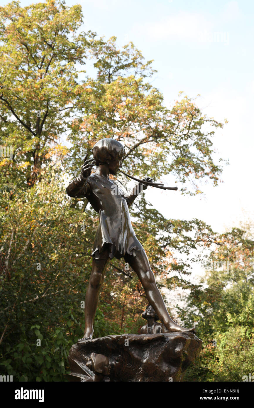 Dettaglio del Peter Pan statua commemorativa, Hyde Park, Westminster, London, W2. Foto Stock
