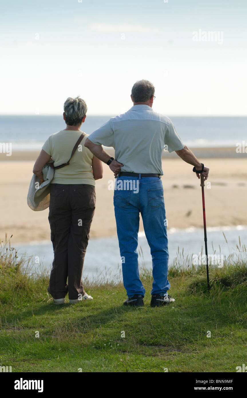 Un paio di Walkers nel millennio parco costiero, Burry Port, Carmarthenshire South Wales UK Foto Stock