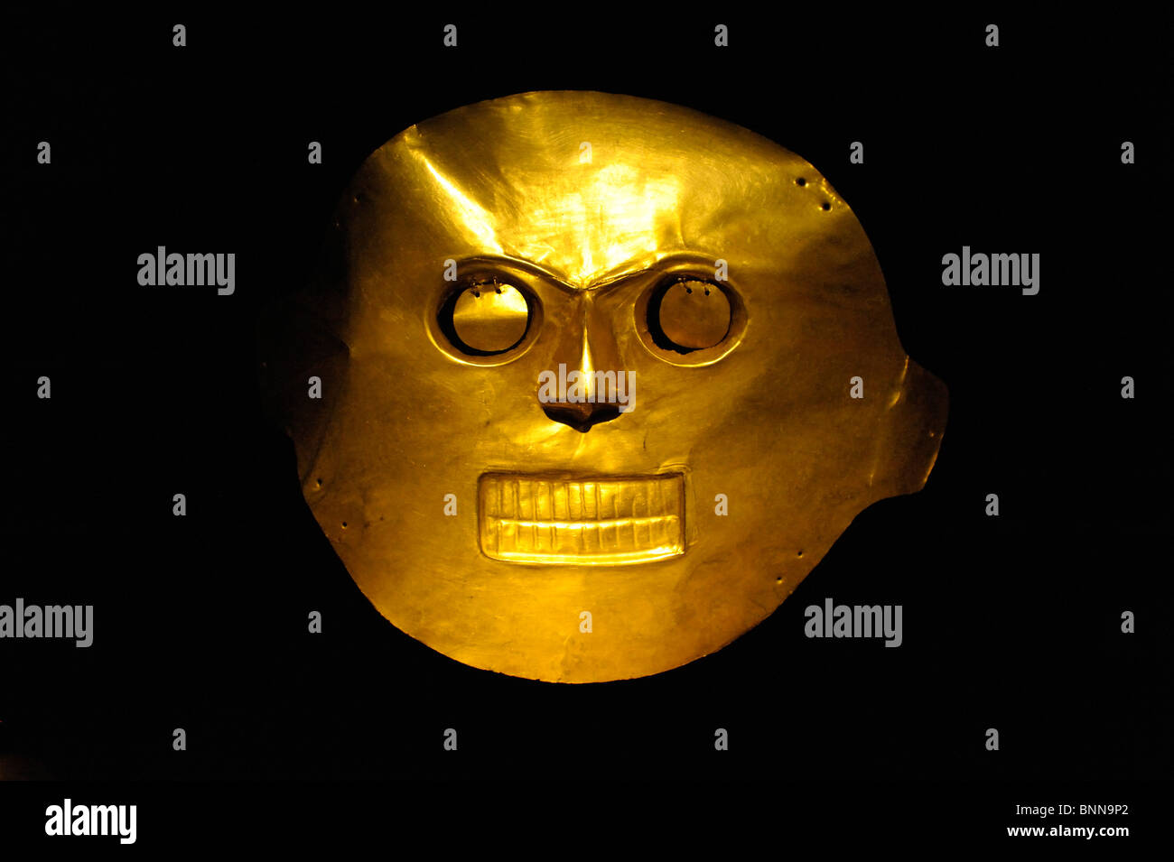 Pezzi di esposizioni Museo del Oro Oro präkolumbianisch Bogotá Colombia Sud America maschera viso occhi naso bocca Foto Stock