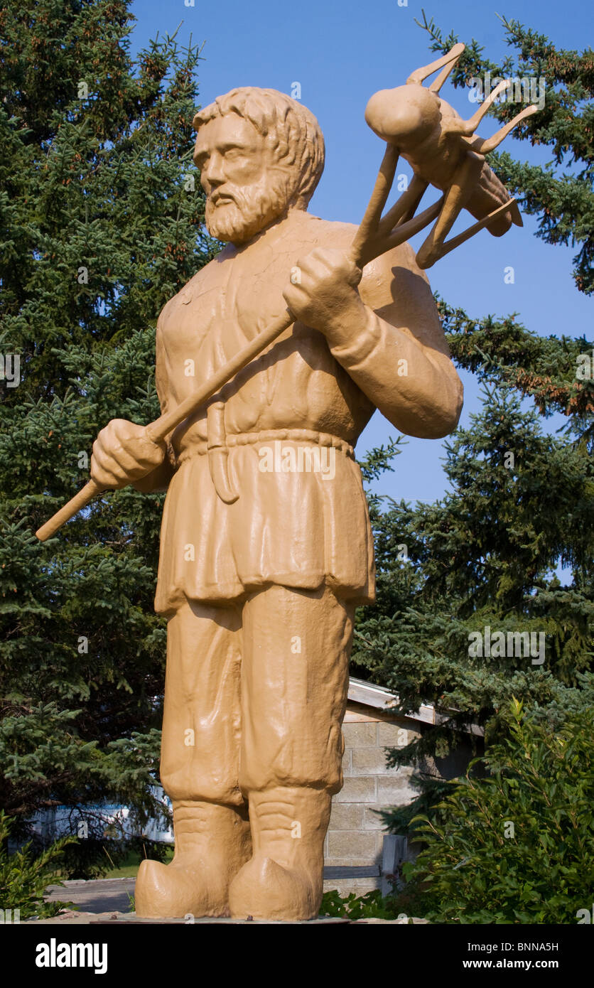 La statua di Sant'Urho il cacciatore di Grasshopper a Menahga, Minnesota, onora la stravagante leggenda finlandese con un giocoso tributo al patrimonio e all'umorismo locali. Foto Stock