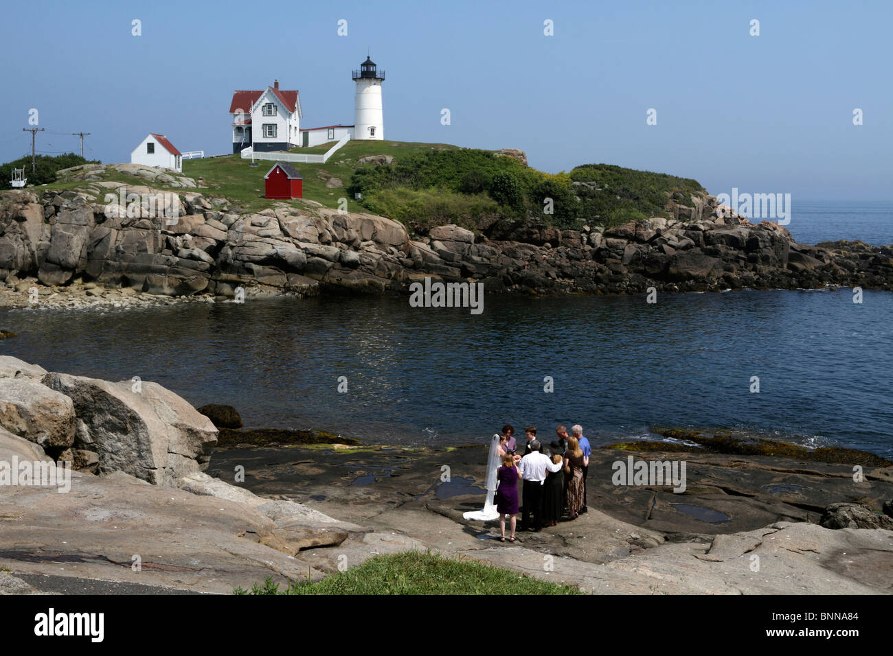 Un matrimonio intimo cerimonia al Cape Neddick luce anche chiamato Nubble luce come visto dal Parco Sohier in York, Maine, Stati Uniti d'America. Foto Stock
