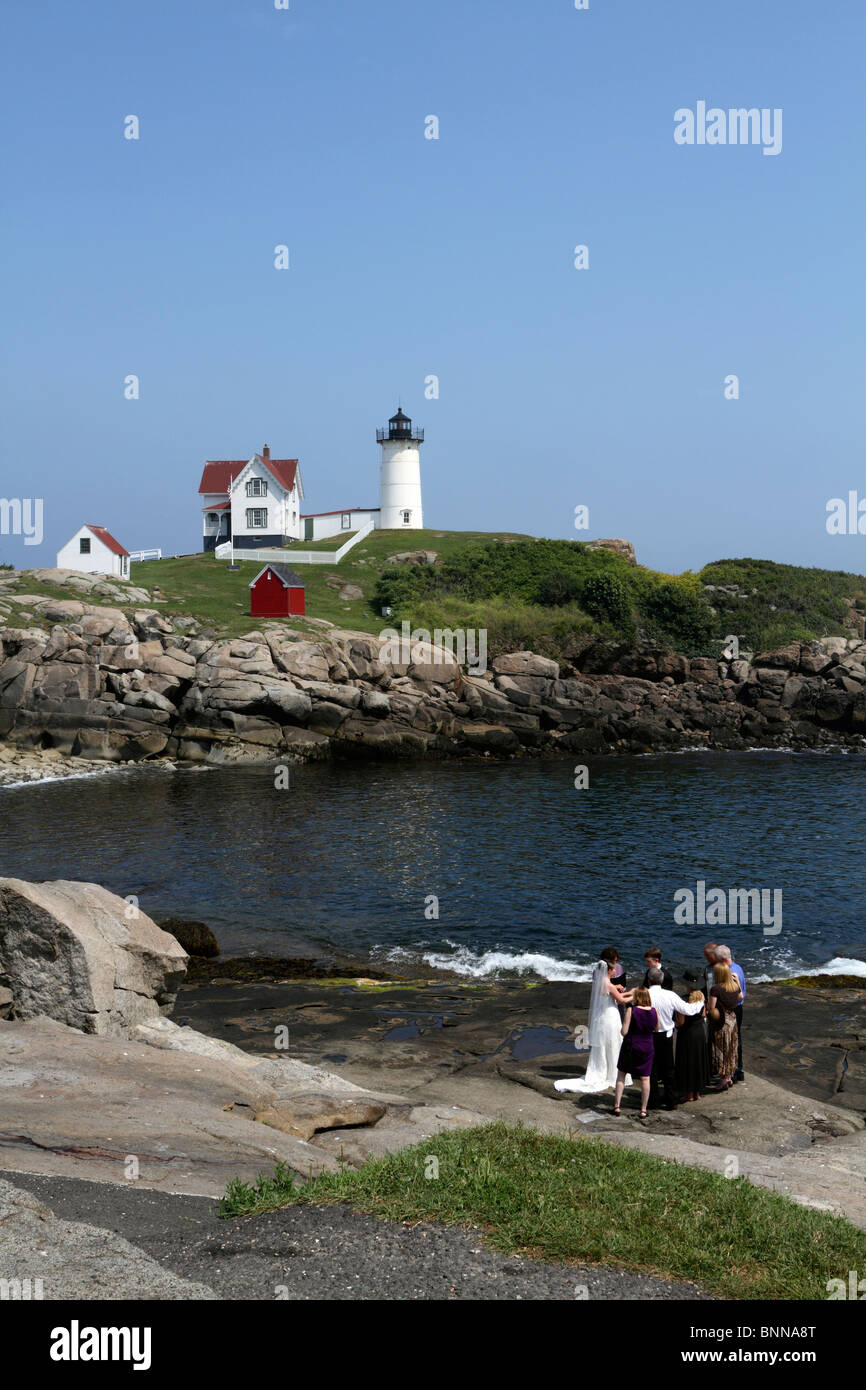Un matrimonio intimo cerimonia al Cape Neddick luce anche chiamato Nubble luce come visto dal Parco Sohier in York, Maine, Stati Uniti d'America. Foto Stock