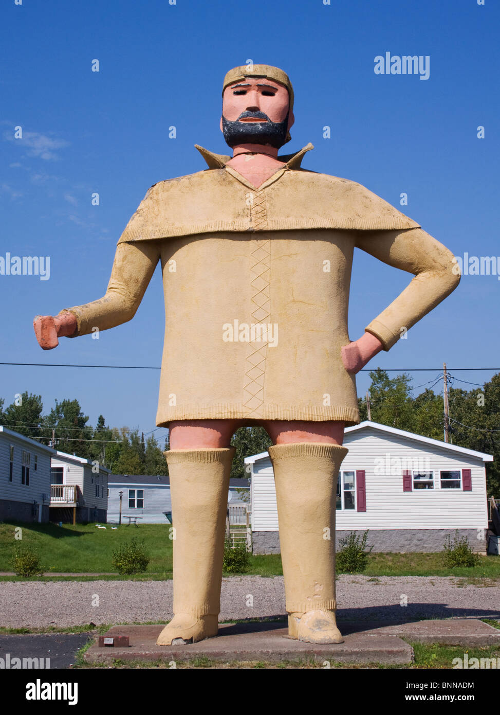 Questa imponente statua di Voyageur a Two Harbors, Minnesota, celebra lo spirito aspro dei commercianti di pellicce franco-canadesi dei grandi Laghi. Foto Stock