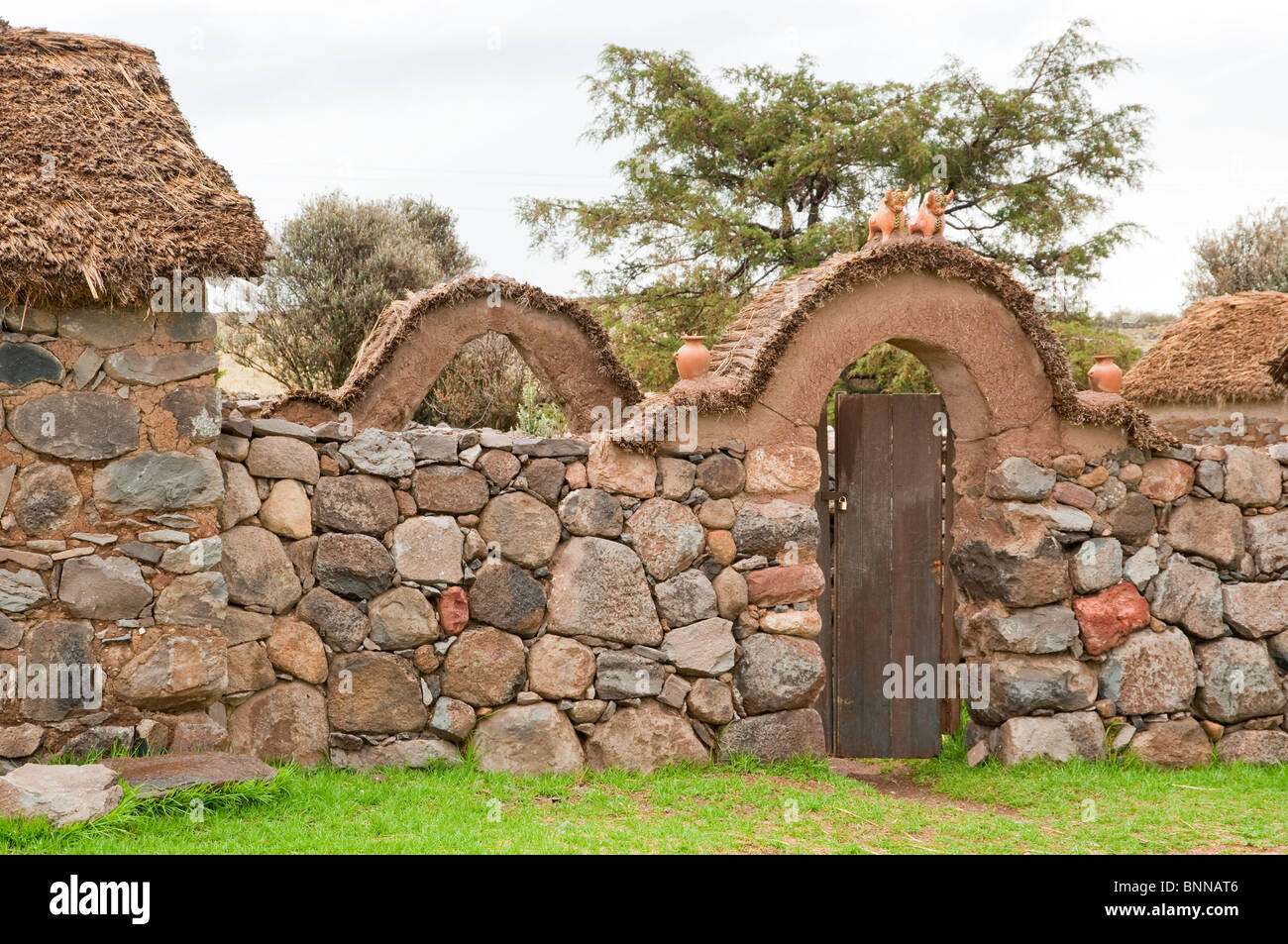 Peruviano rurale case con pareti arcuate e gate. Foto Stock
