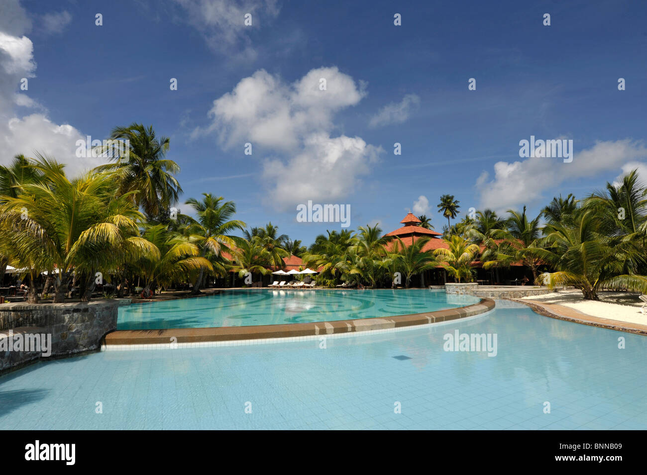 Sainte Anne Seychelles Seychelles hotel Sainte Anne Beachcomber Resort piscina palme Foto Stock