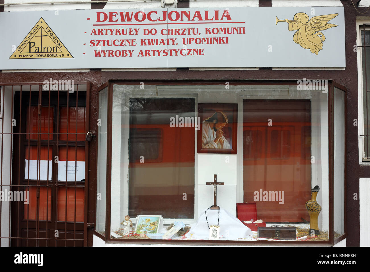 Un negozio chiuso con articoli devozionali, Poznan, Polonia Foto Stock