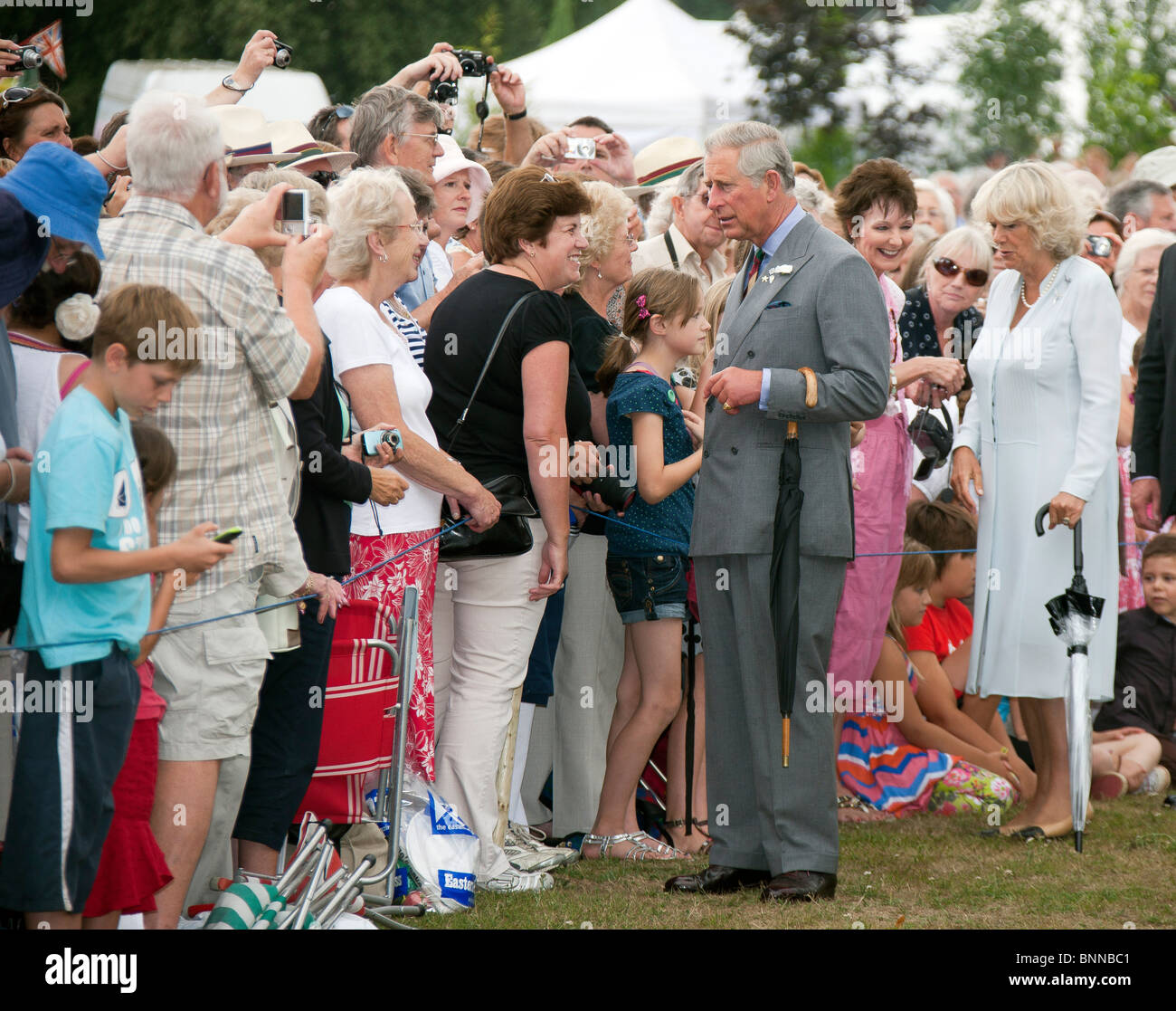 La Gran Bretagna è il principe Carlo e Camilla, duchessa di Cornovaglia, all'annuale Sandringham flower show in Norfolk Foto Stock