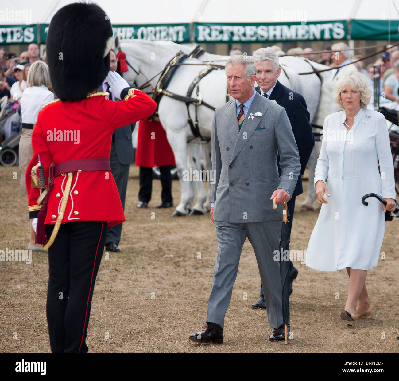 La Gran Bretagna è il principe Carlo e Camilla, duchessa di Cornovaglia, all'annuale Sandringham flower show in Norfolk Foto Stock