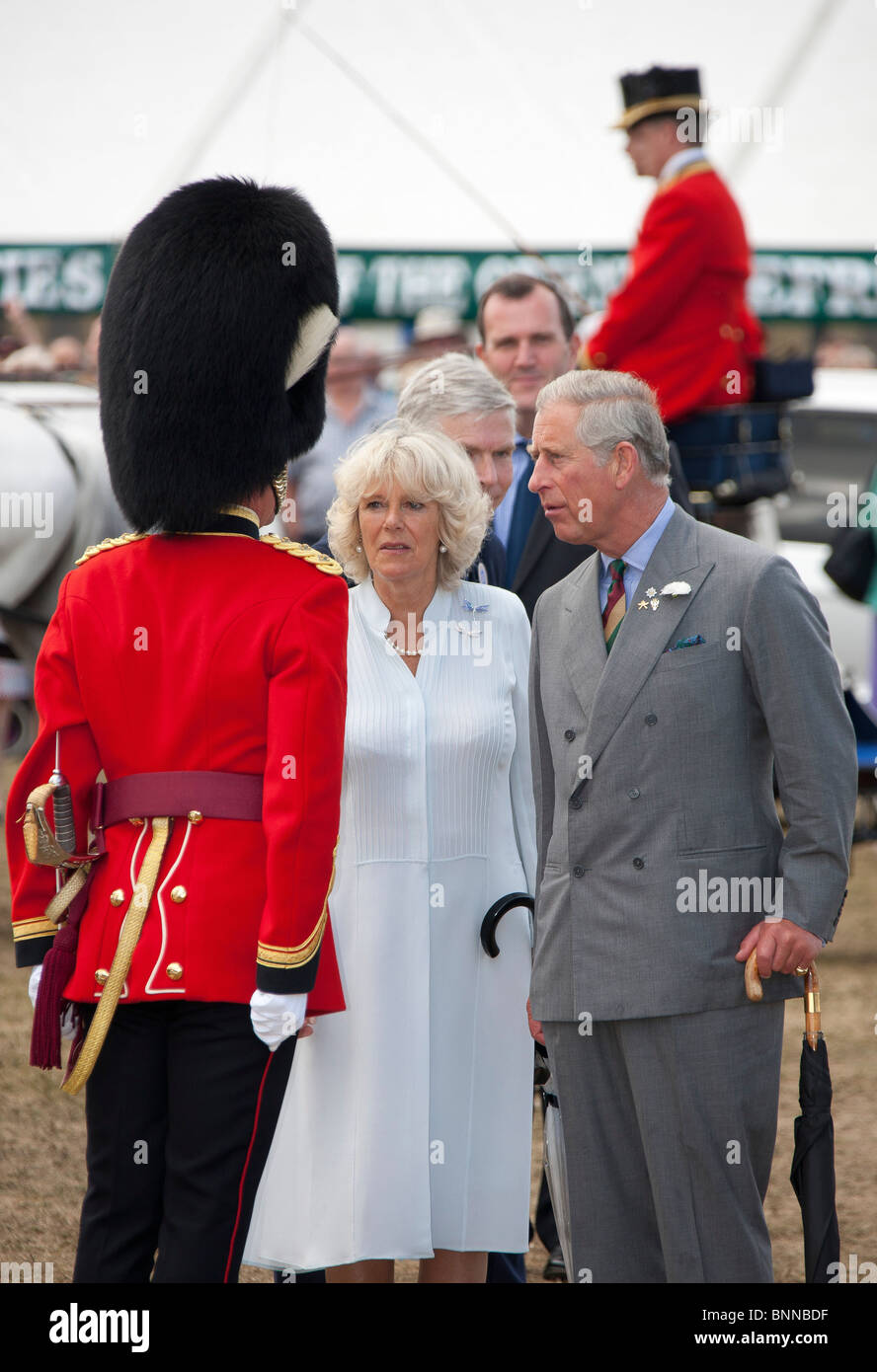 La Gran Bretagna è il principe Carlo e Camilla, duchessa di Cornovaglia, all'annuale Sandringham flower show in Norfolk Foto Stock