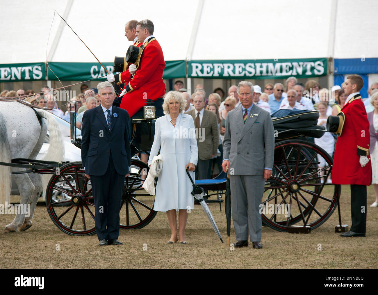La Gran Bretagna è il principe Carlo e Camilla, duchessa di Cornovaglia, all'annuale Sandringham flower show in Norfolk Foto Stock