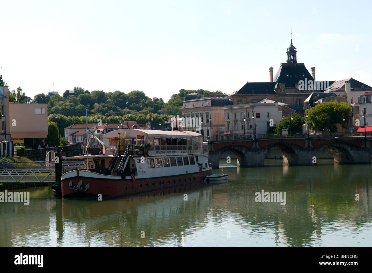 In barca sul fiume ristorante La péniche sul fiume Marne in Meaux Francia Foto Stock