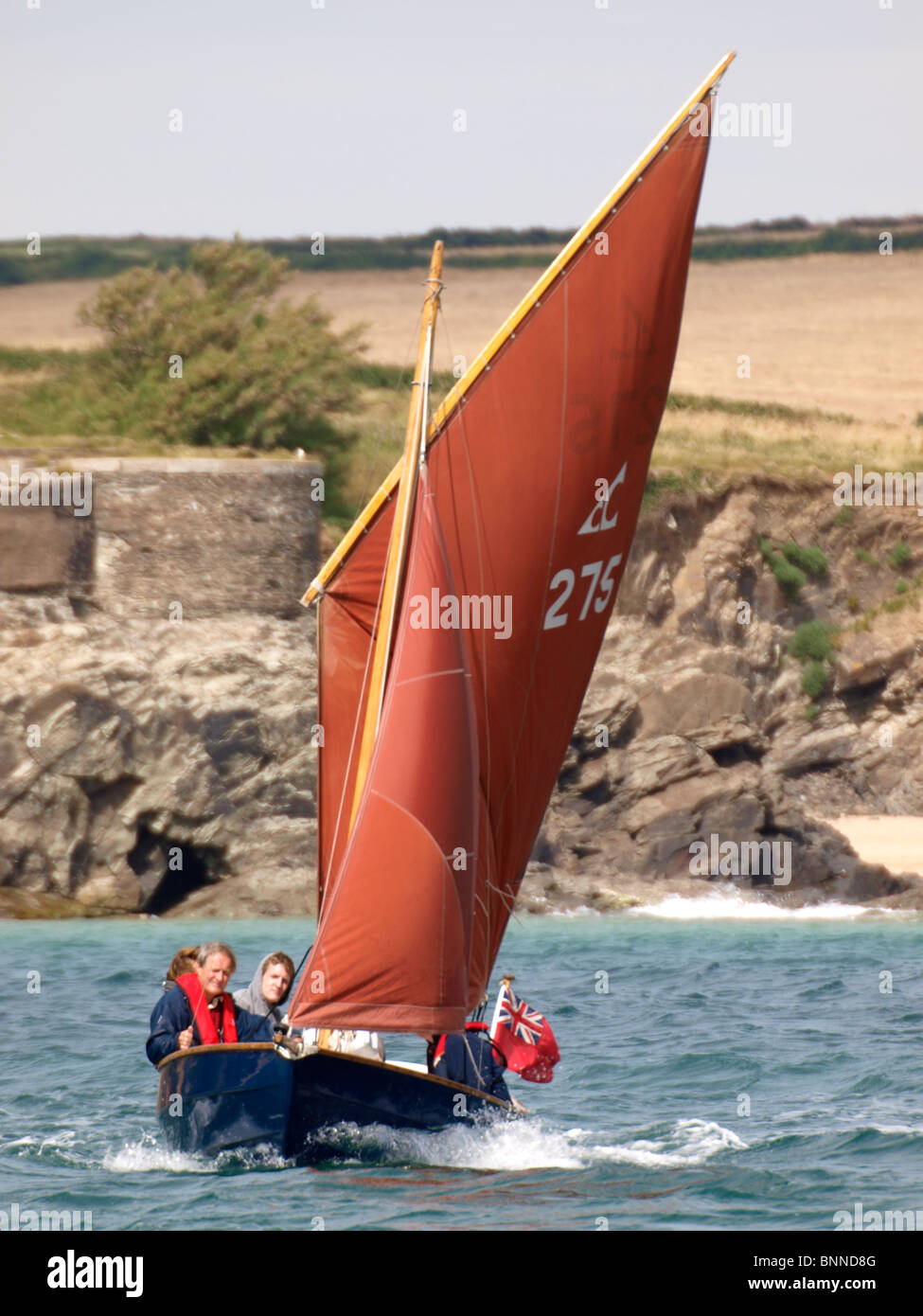 Red Sail Boat, Camel Estuary, Padstow, Cornwall, Regno Unito Foto Stock