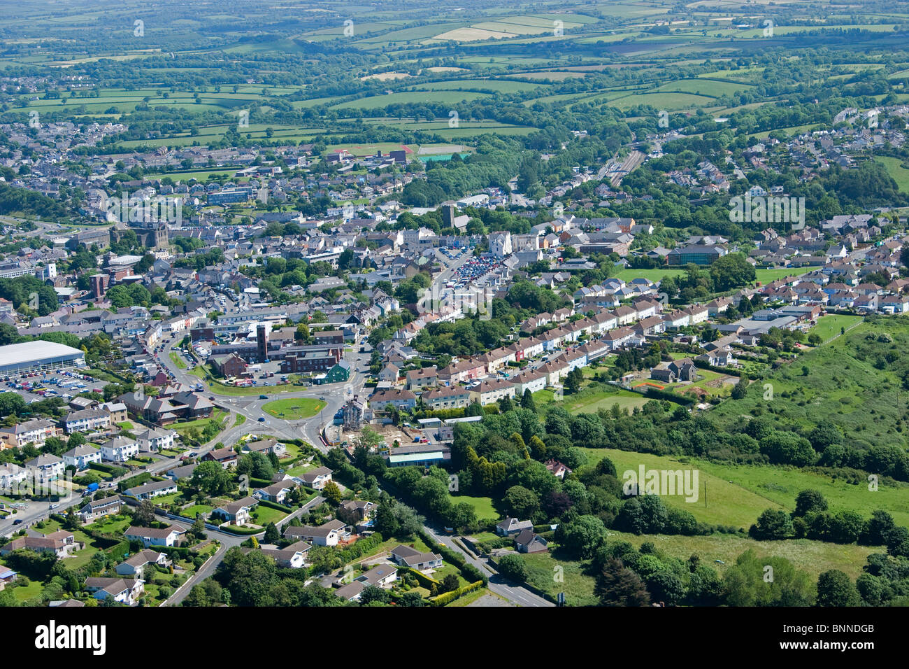Vista aerea di Haverfordwest Pembrokeshire Wales UK. Fiera Cavalli rotonda e la città dall'alto. 053928 antenna Foto Stock