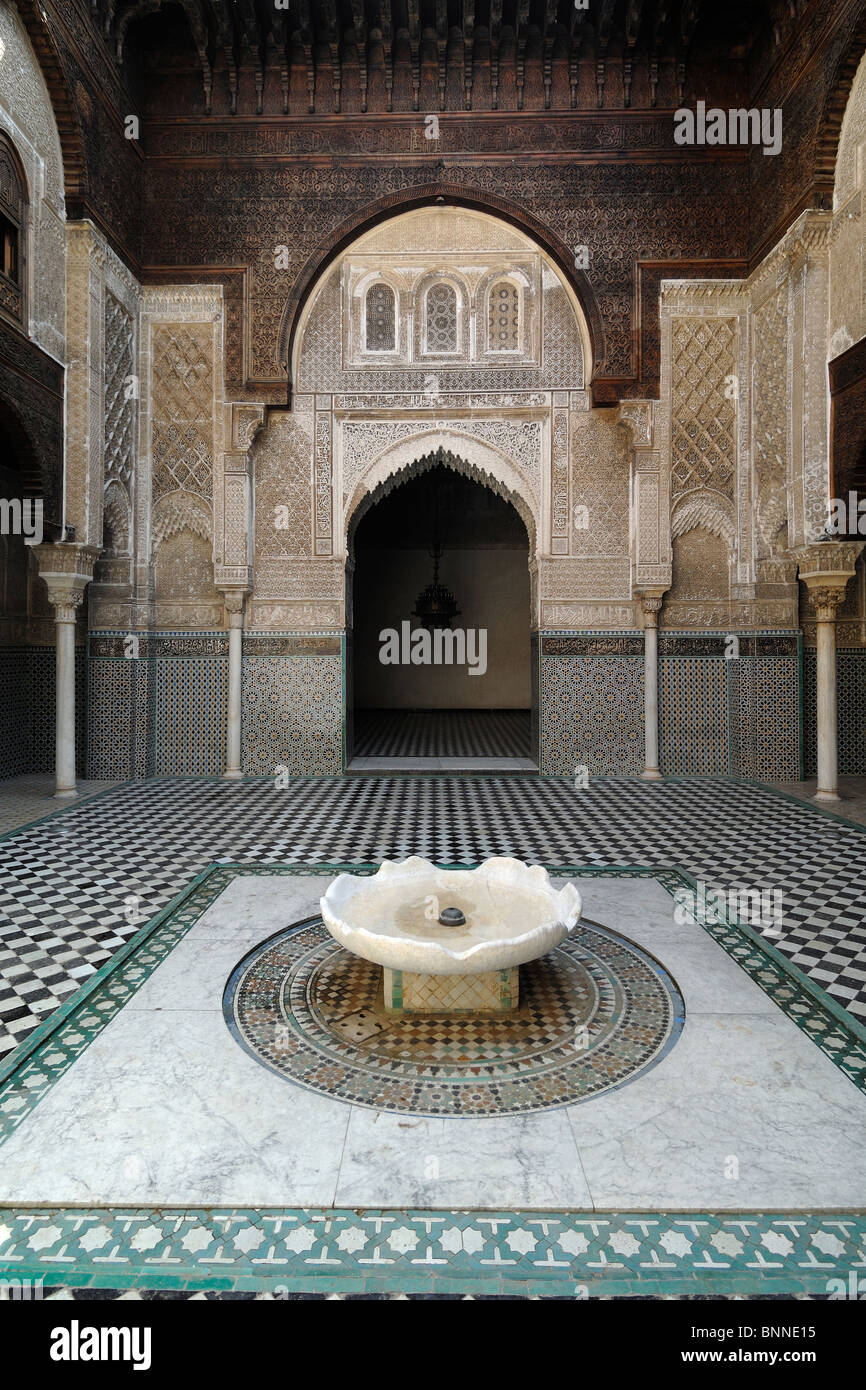Fontana di marmo, cortile interno piastrellato o cortile dell'Attarine Medersa (1323-25) o Medresse, aka al-Attarine Madrasa, Medina, Fez, Marocco Foto Stock