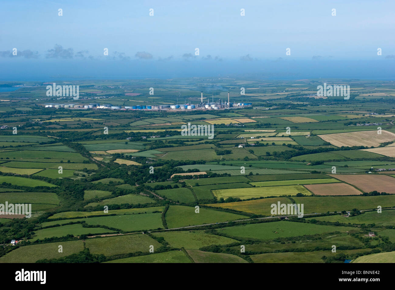 Vista aerea delle raffinerie Pembrokeshire seascape costa nazionale del Galles Regno Unito dall'aria. 053759 antenna Foto Stock