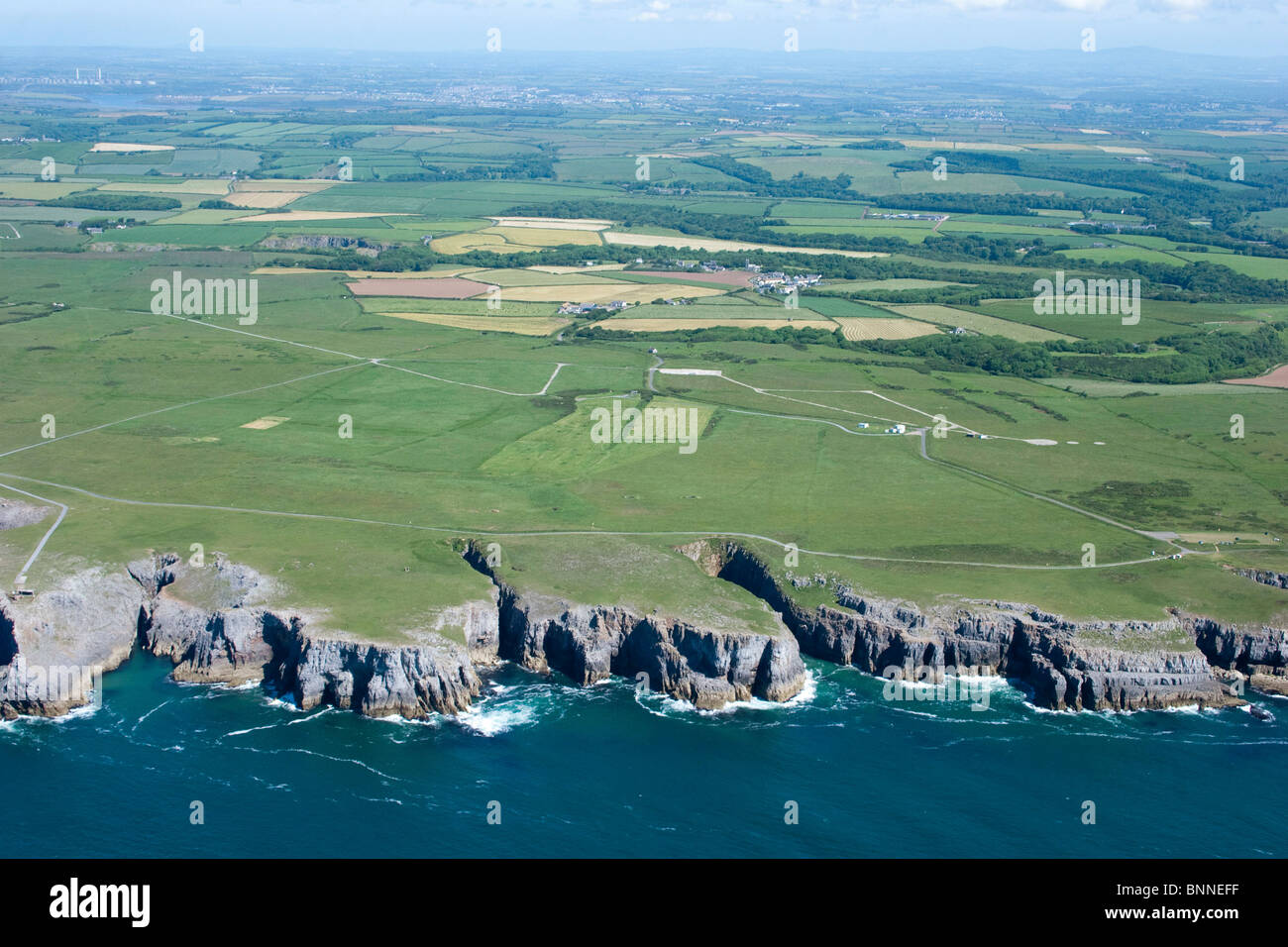 Vista aerea del Pembrokeshire scogliere vicino Castlemartin seascape costa nazionale del Galles Regno Unito dall'aria. 053797 antenna Foto Stock