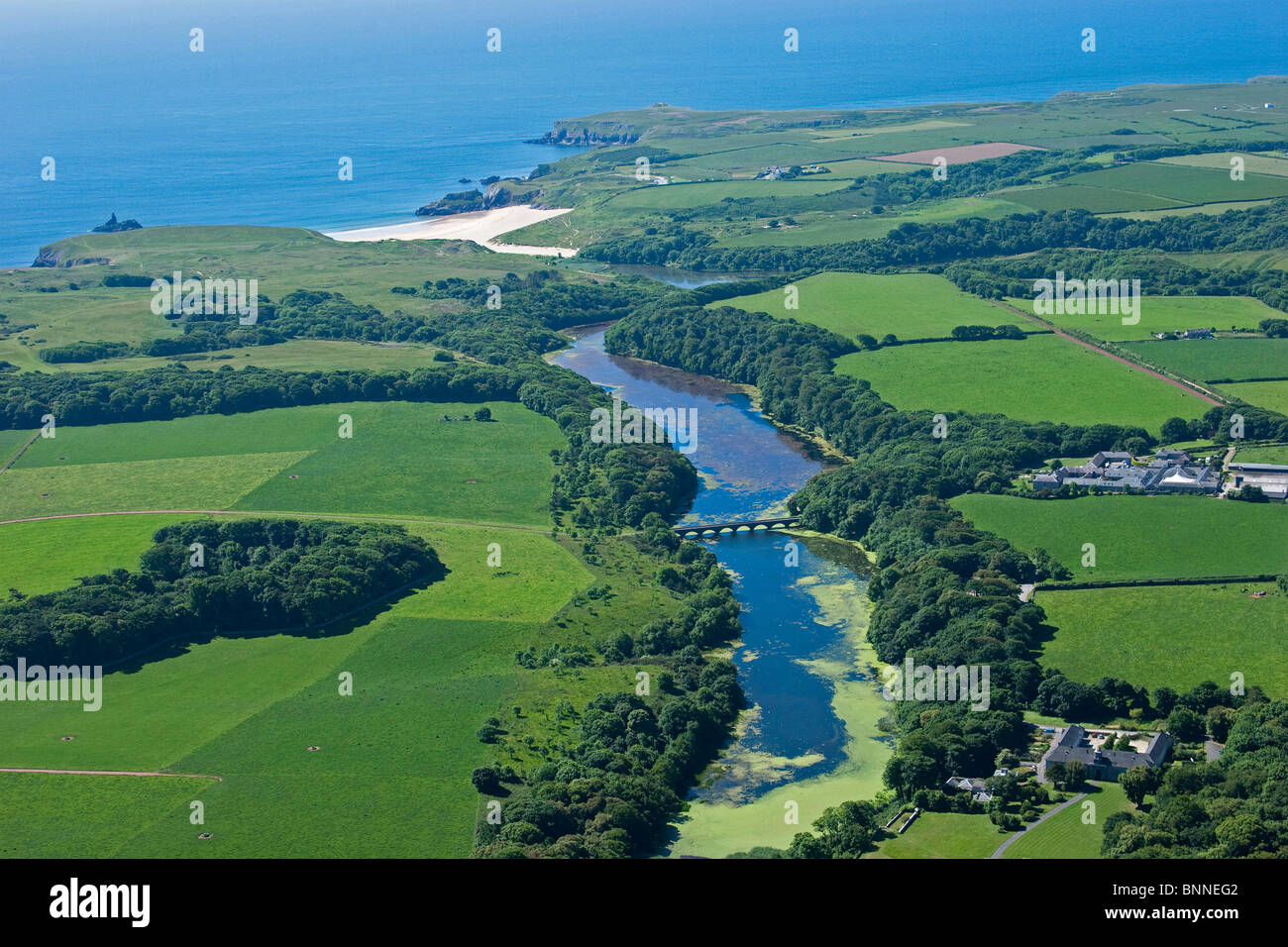 Vista aerea del Pembrokeshire litorale ampio Haven sud seascape costa nazionale del Galles Regno Unito dall'aria. 053781 antenna Foto Stock