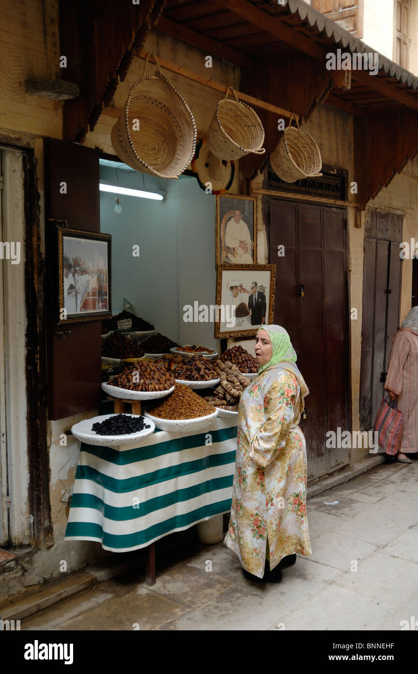 Moroocan Donna Shopping a frutta secca Shop, in stallo o memorizzare nella Medina o Souk, Fez, in Marocco Foto Stock