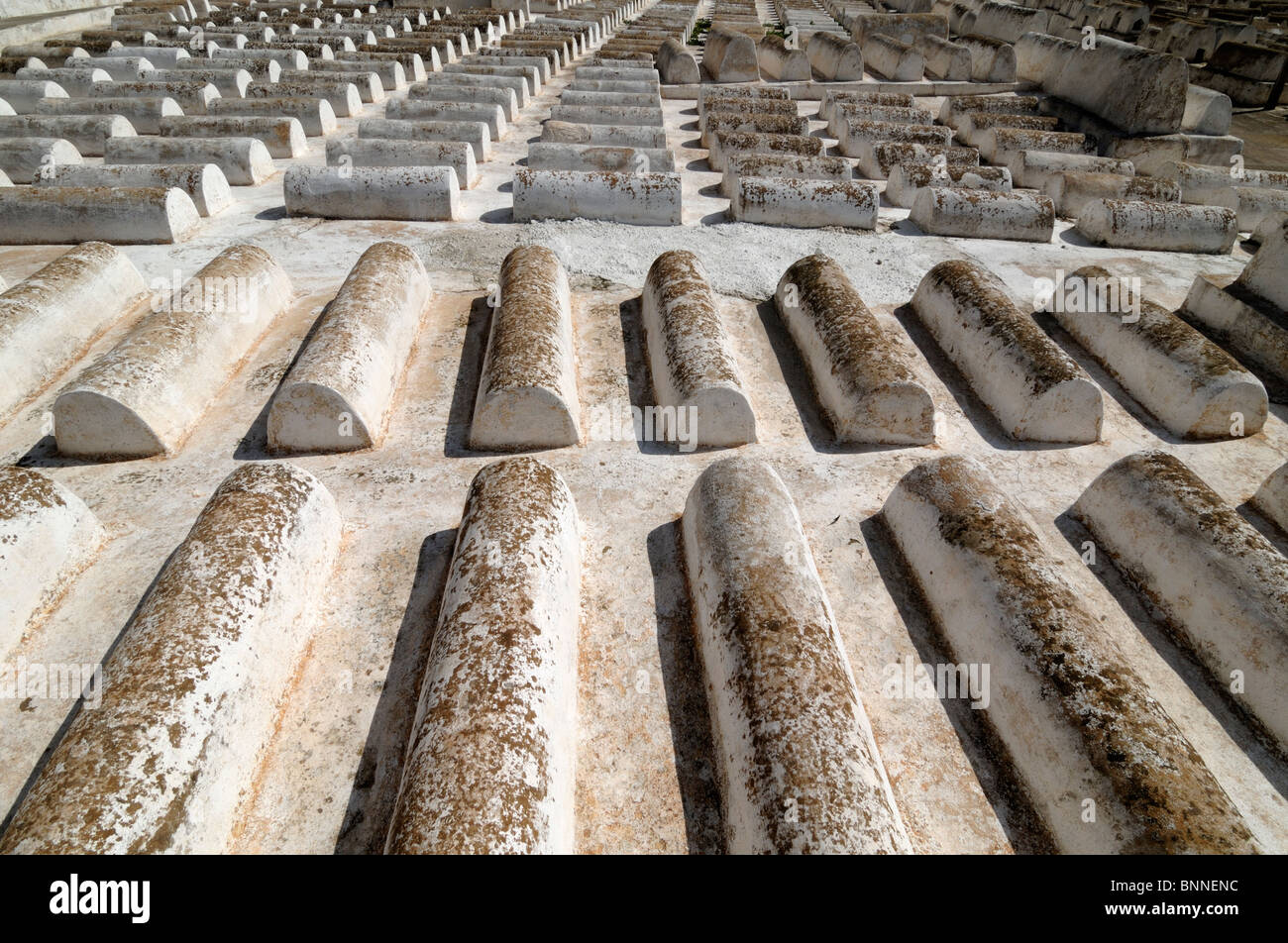 File di tombe ebraiche anonime o non marcate nel Cimitero Ebraico, Mellah di Fez o quartiere ebraico, Fez, Marocco Foto Stock