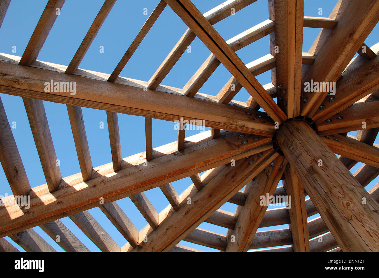 Gazebo di fronte il centro interpretativo sul cablaggio-su-pietra parco nazionale nel sud Alberta, Canada. dettaglio del tetto. Foto Stock