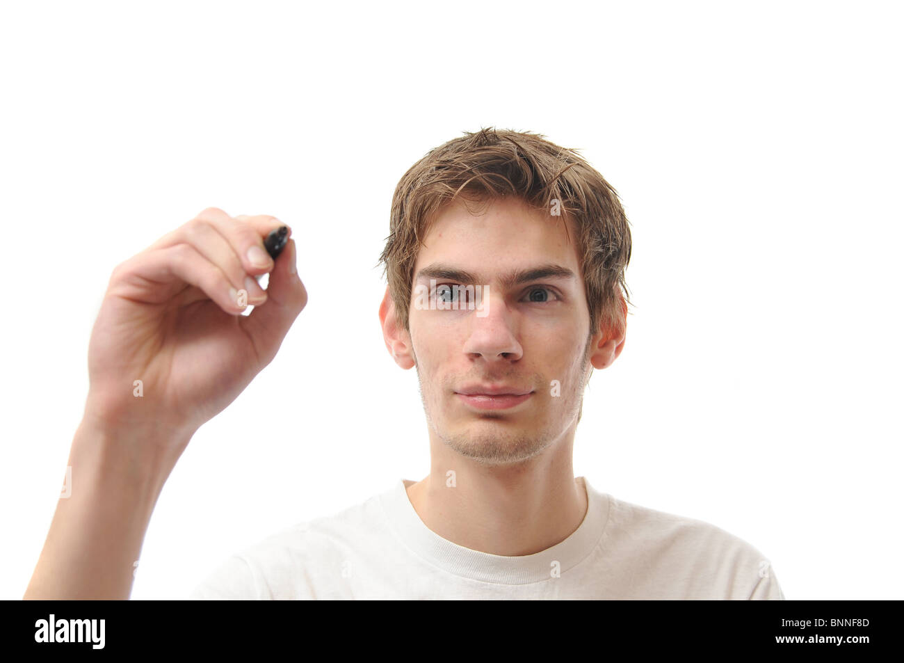 Giovane Maschio Studente che scrive sulla lavagna vuota isolata su sfondo bianco Foto Stock