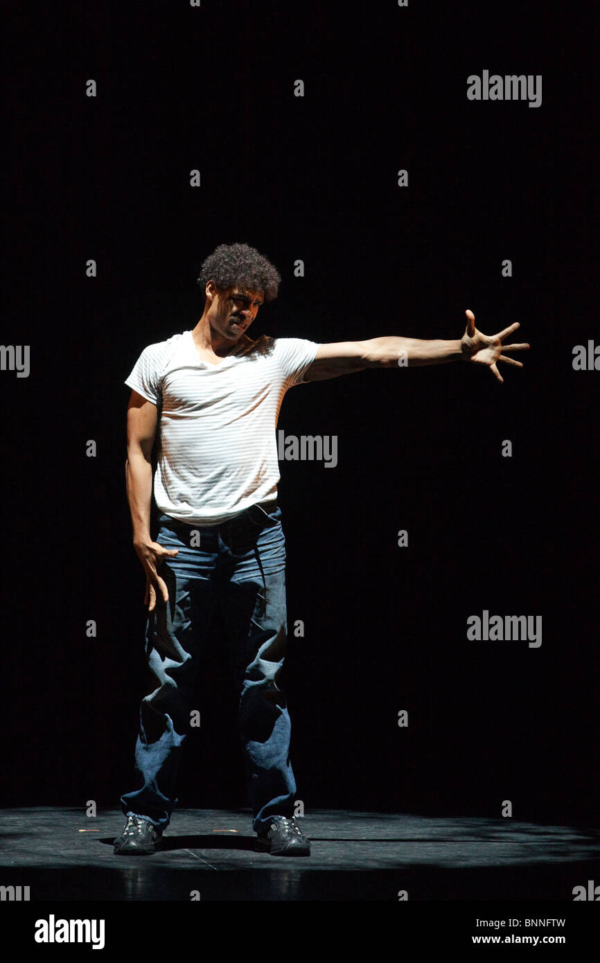 Ballerino cubano Carlos Acosta eseguire anteprime at The London Coliseum,  Londra, Inghilterra, Regno Unito, Europa Foto stock - Alamy
