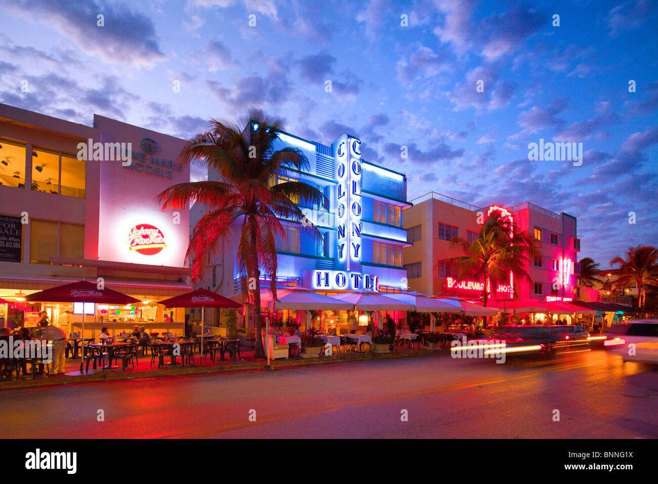 Art Deco illuminati al neon di edifici storici, Ocean Drive e South Beach di Miami, Florida Foto Stock