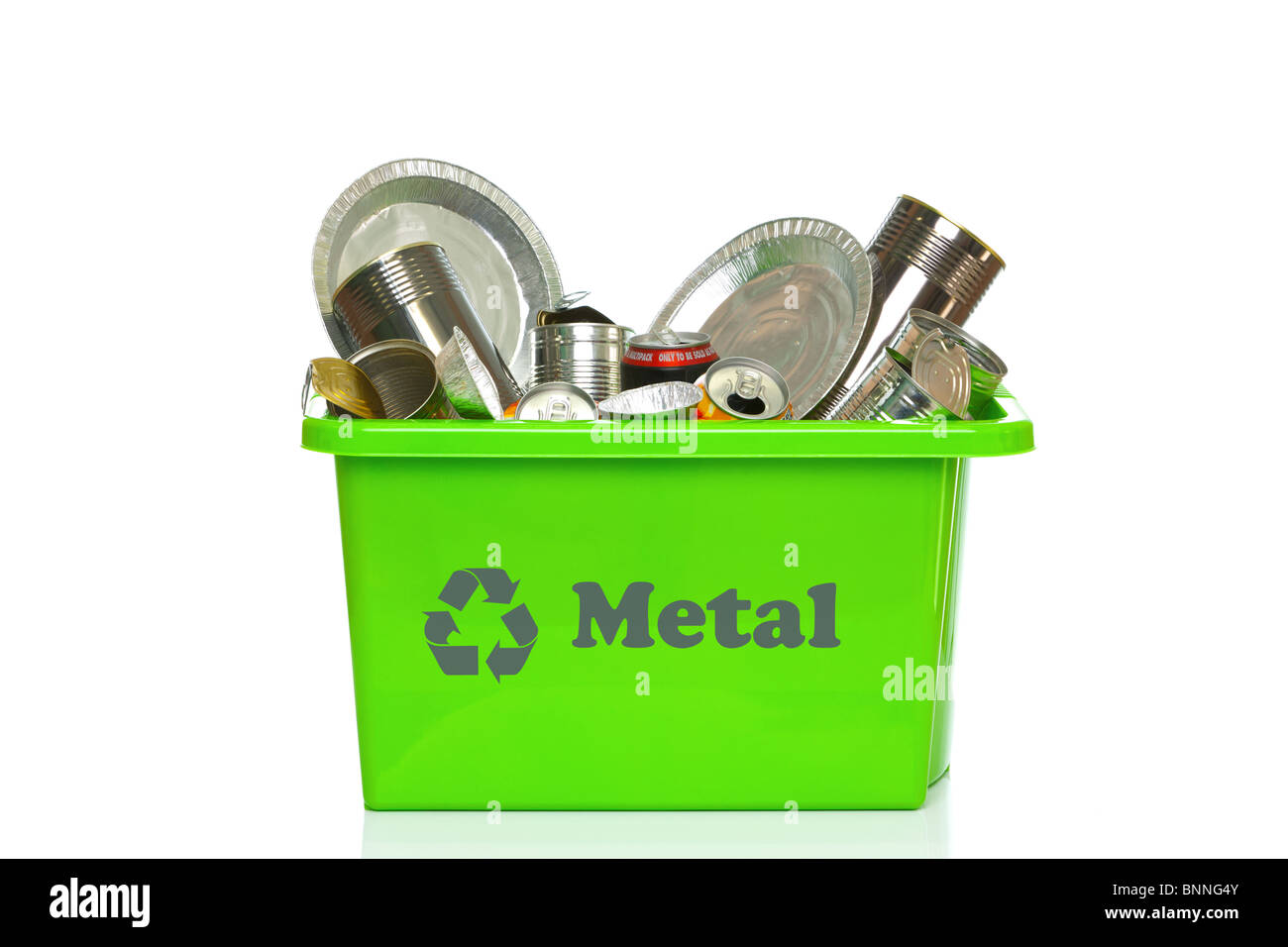 Foto di un metallo verde recycling bin isolato su uno sfondo bianco. Foto Stock