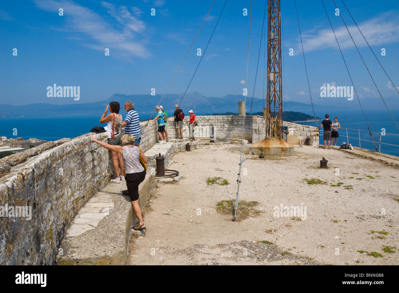 I turisti guardando la vista dalla vecchia fortezza veneziana di Corfù città sull'isola greca di Corfu Grecia GR Foto Stock