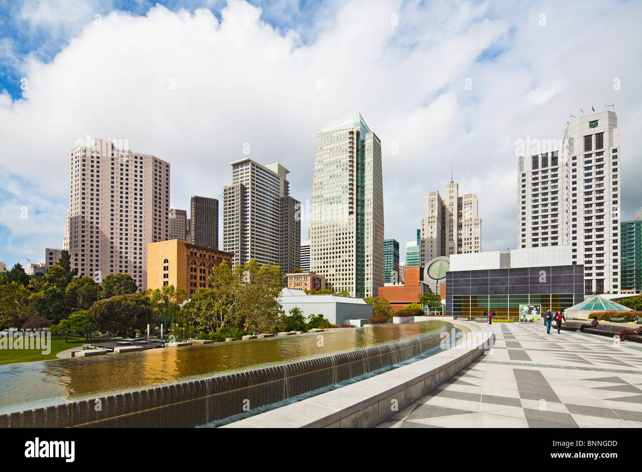 2010 skyline di San Francisco e i Giardini di Yerba Buena Foto Stock