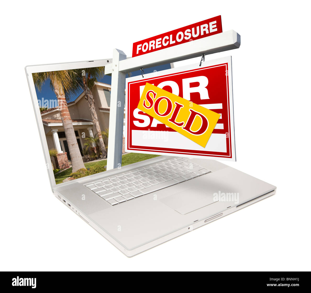 Venduto Casa di preclusione per la vendita immobiliare di segno & Laptop isolato su uno sfondo bianco. Foto Stock