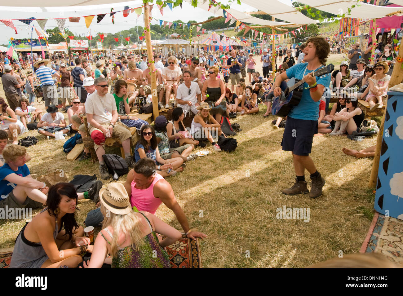 Impromptu basso intrattenimento chiave nella zona del Parco del festival di Glastonbury, Somerset, Regno Unito. Foto Stock