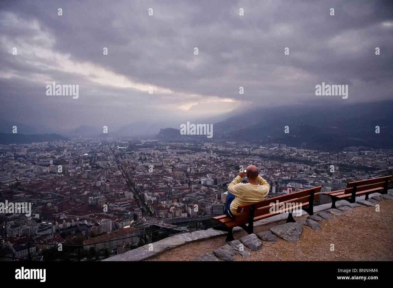 Un uomo di scattare le foto dalla Bastiglia, Francia Foto Stock