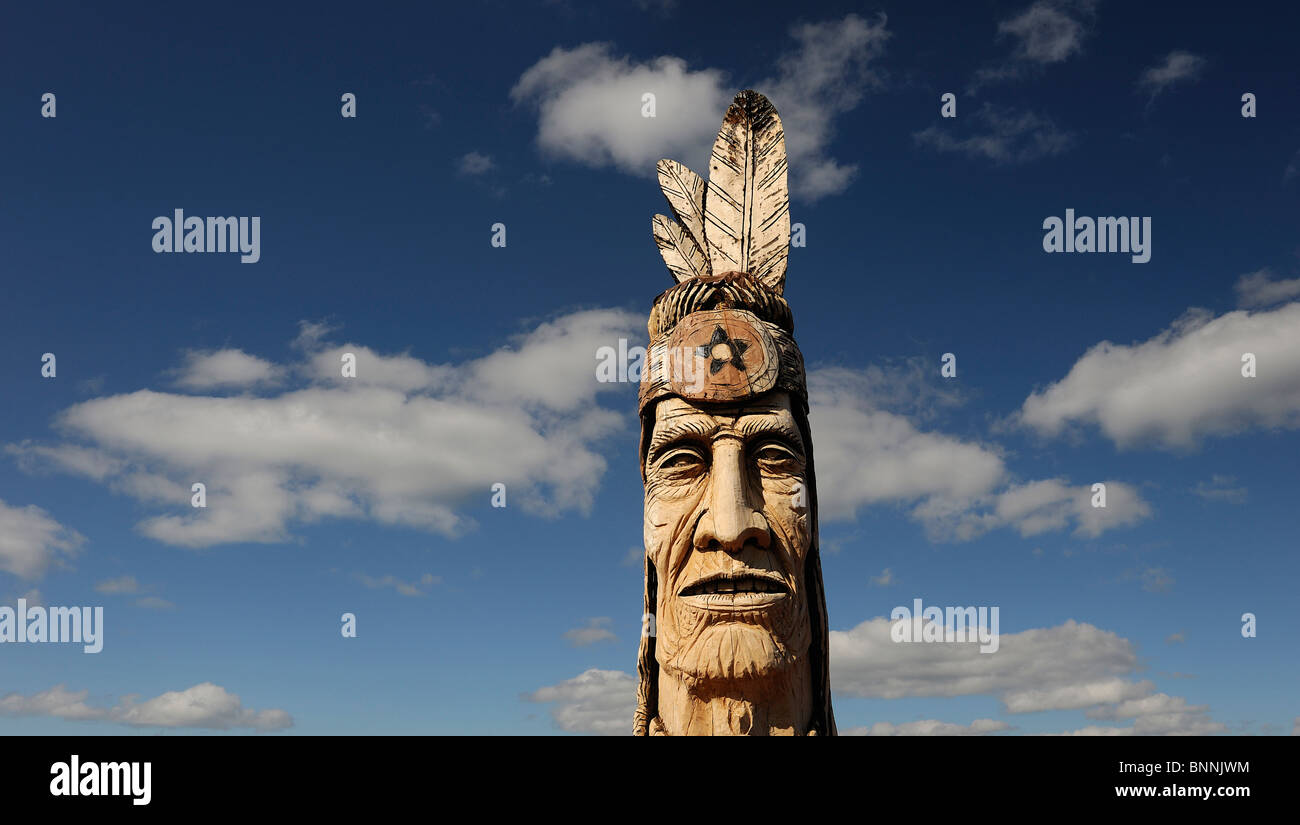 In legno statua indiano piccolo lago Wakefield Michigan STATI UNITI Foto Stock