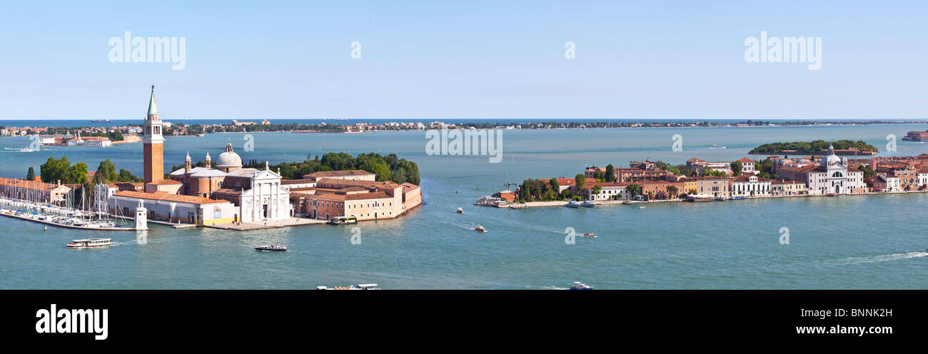 Vista su tutta la città di Venezia prese dalla cima della torre dell'orologio di Piazza San Marco Foto Stock