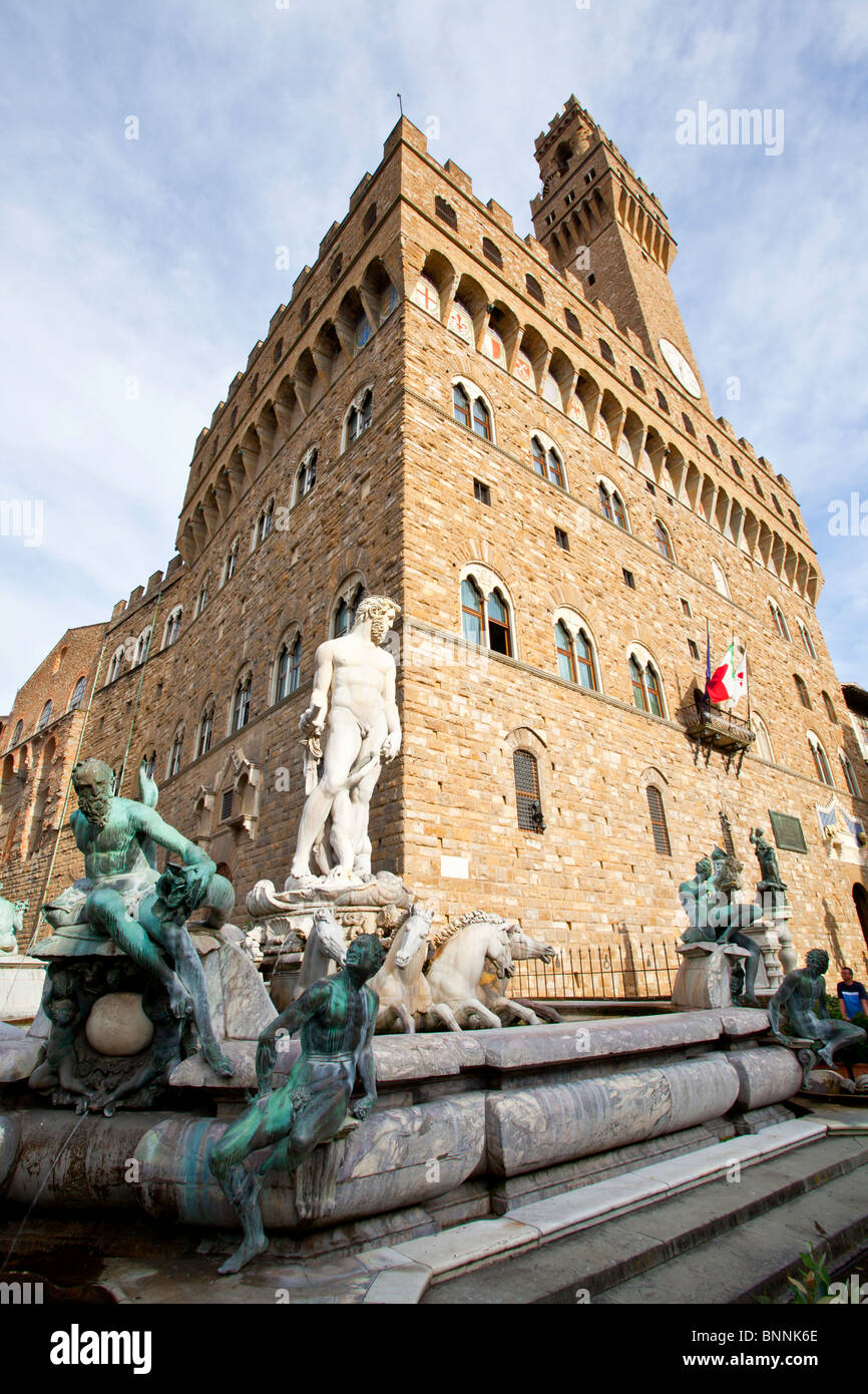 Palazzo Vecchio e alcune delle statue di fronte ad esso in Firenze Foto Stock