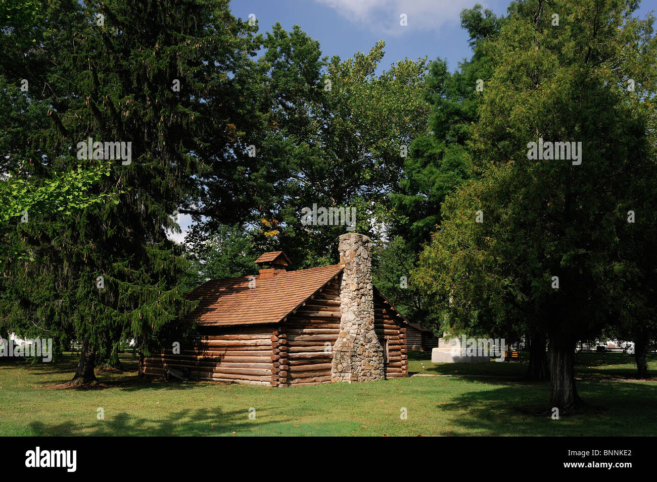 Cabin log house il massacro Gnadenhutten sito Gnadenhutten Ohio USA America Stati Uniti d'America tree Foto Stock