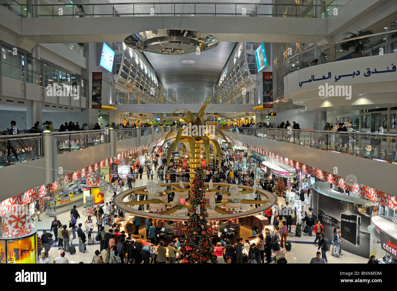 Emirati Arabi Uniti Dubai Airport Terminal Sheikh Rashid international airport Duty free shops il terminale passante hall Foto Stock